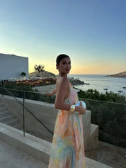 Vista laterale del maxi dress leggero con stampa vivace