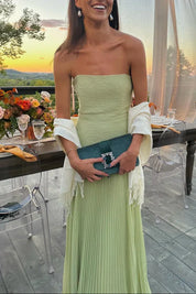 Dettaglio delle pieghettature del maxi dress verde donna