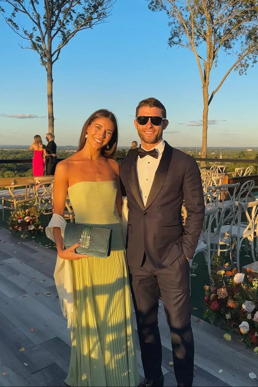Donna che indossa il maxi dress verde per un matrimonio