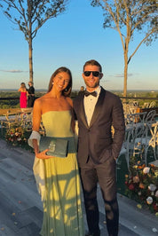 Donna che indossa il maxi dress verde per un matrimonio