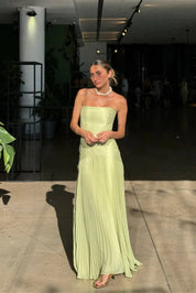 Silhouette valorizzata dal taglio aderente del maxi dress plissé