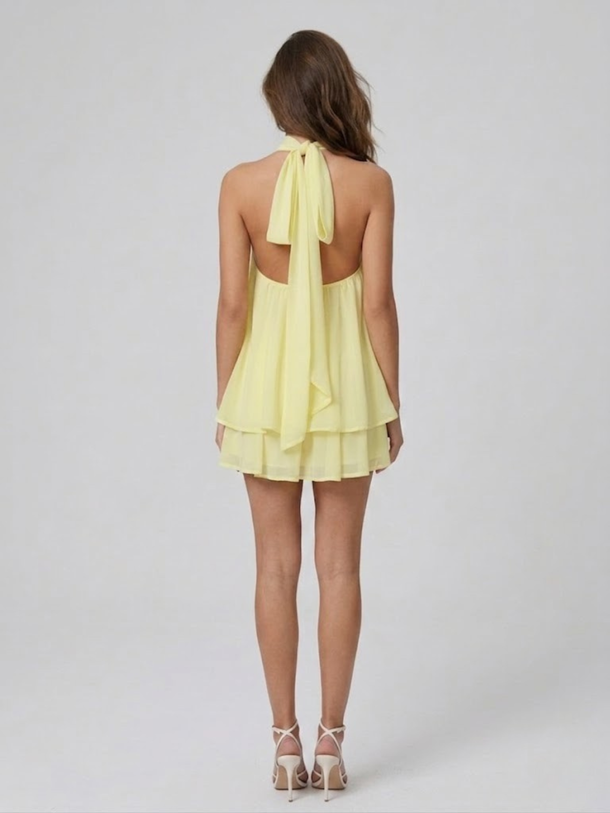 Mini dress donna albicocca indossato in esterno giornata di sole