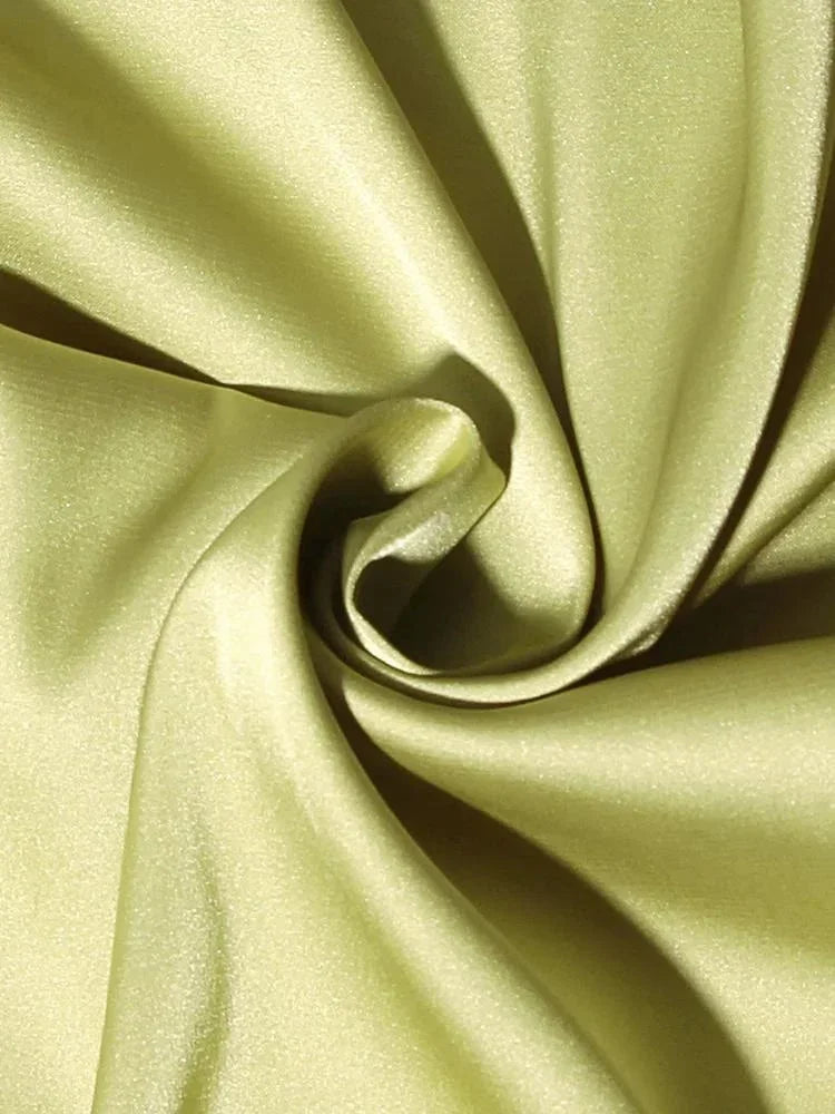 Vista posteriore miniabito corto con catene decorative in verde