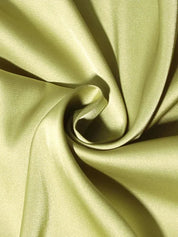 Vista posteriore miniabito corto con catene decorative in verde