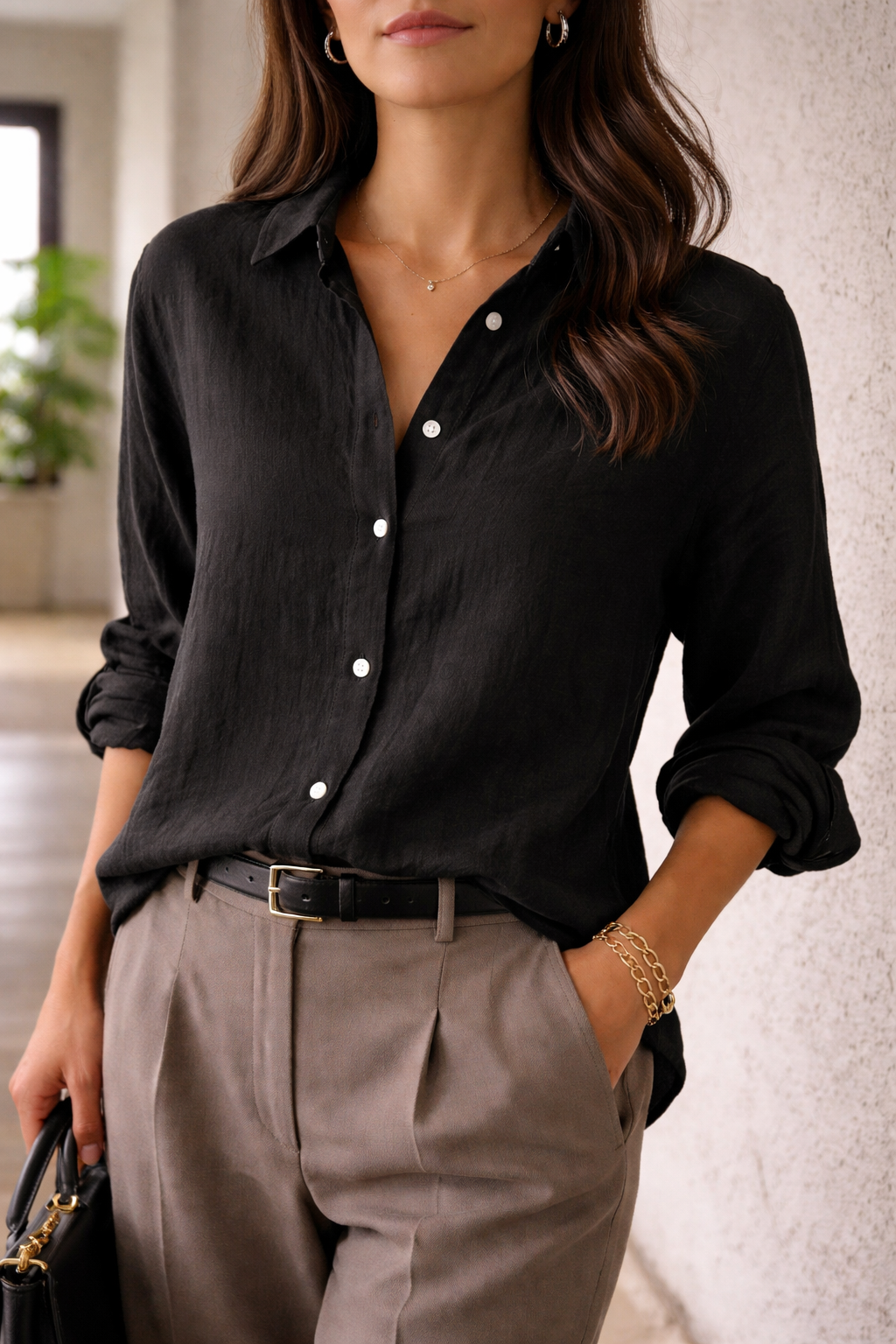 Camicia Mira donna abbinata a jeans e sandali, outfit casual estivo