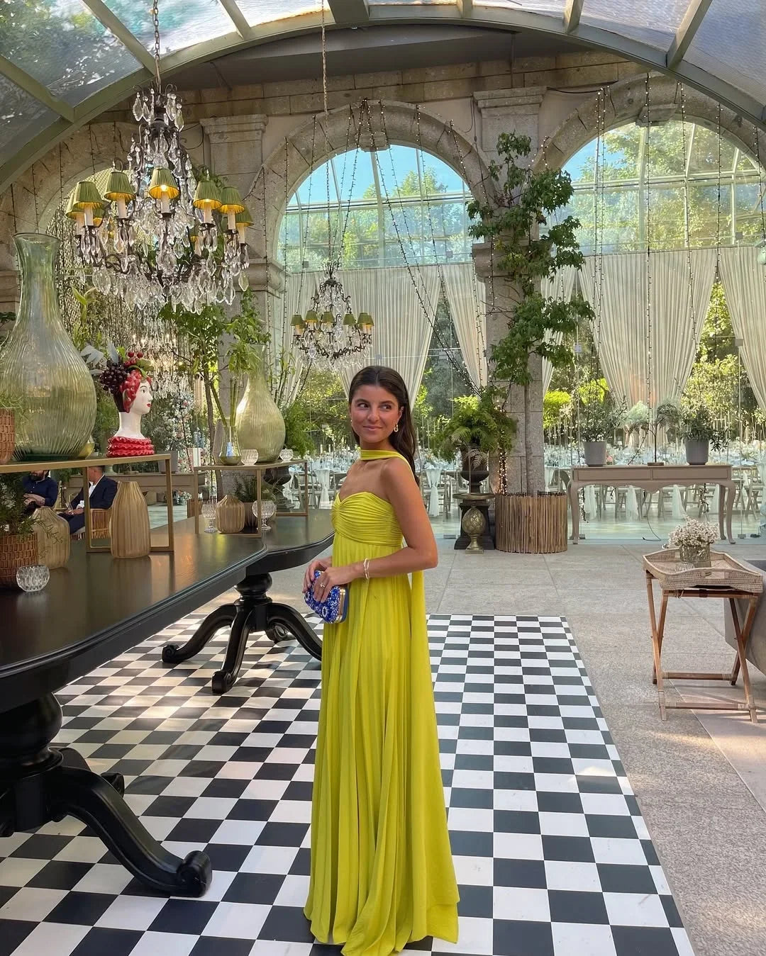 Dettaglio plissé del maxi dress giallo lime per occasioni speciali