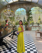 Dettaglio plissé del maxi dress giallo lime per occasioni speciali