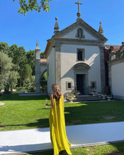 Donna con maxi dress plissettato giallo lime elegante estivo
