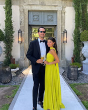 Vista laterale del maxi dress plissettato giallo lime senza spalline