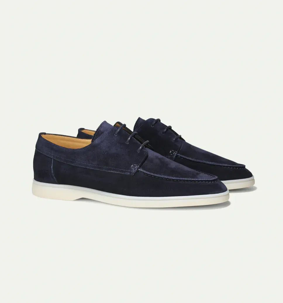Dettaglio lacci mocassini uomo in pelle scamosciata premium