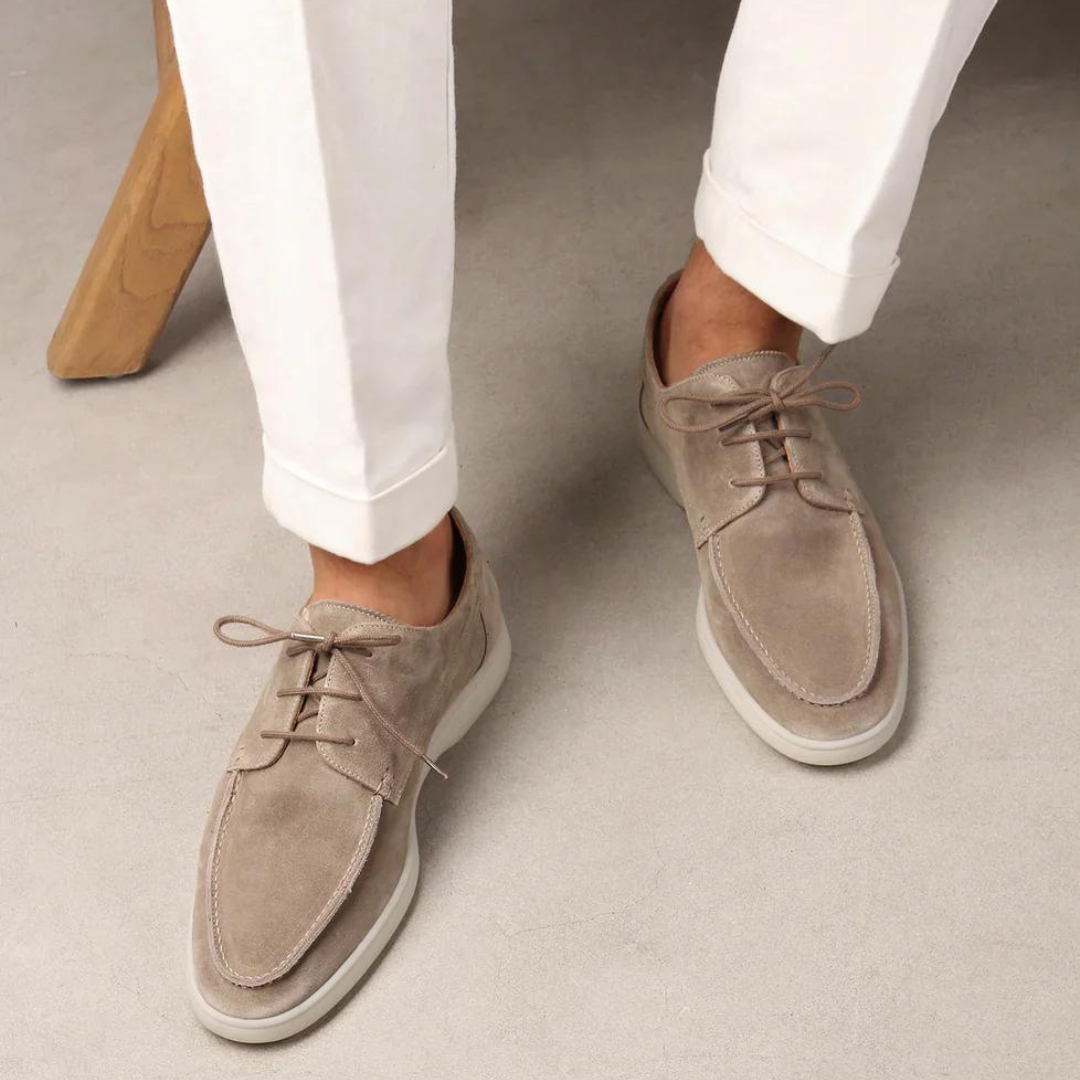 Mocassini in pelle scamosciata uomo indossati con outfit formale