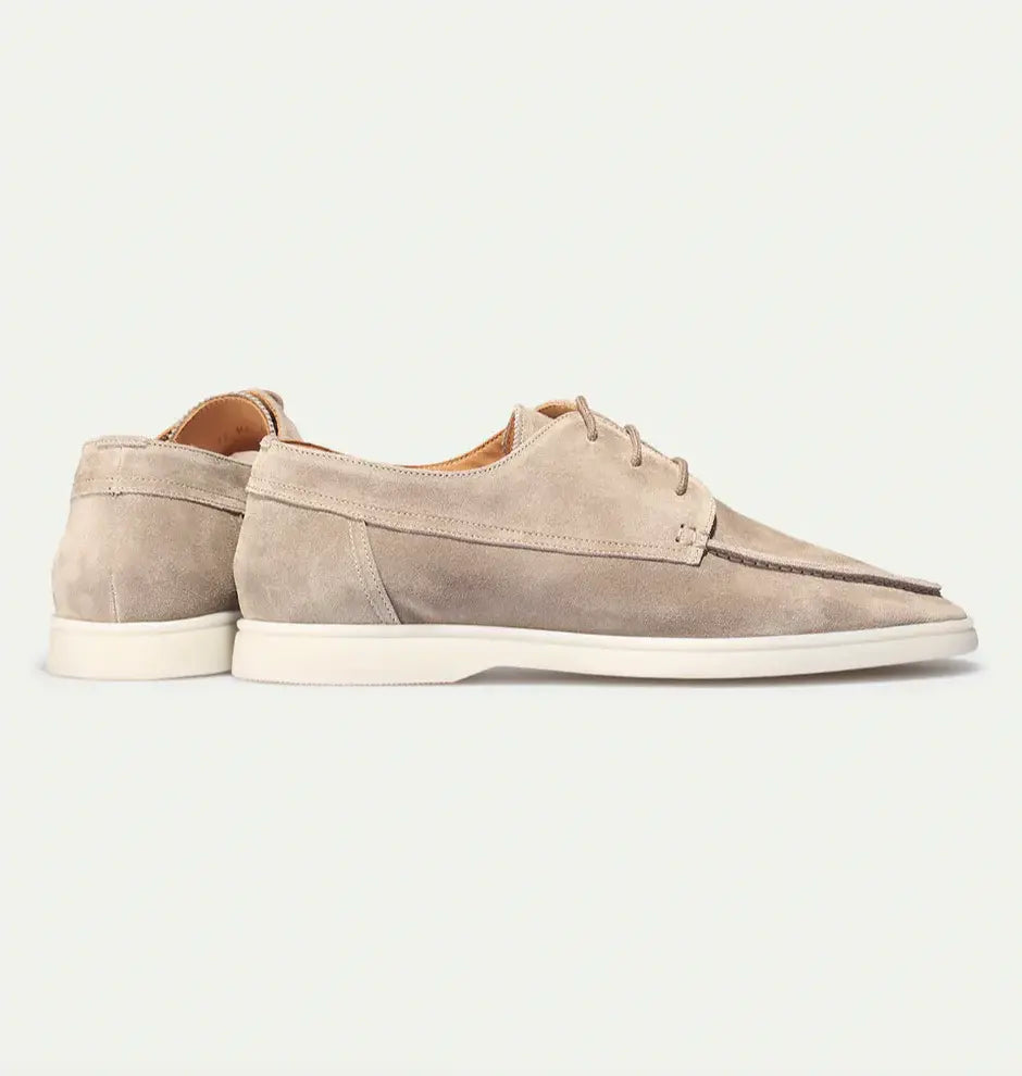 Coppia mocassini uomo nero e beige in pelle scamosciata a confronto