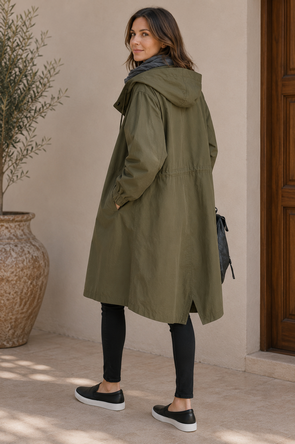 Nubia giacca impermeabile donna colore beige indossata in città