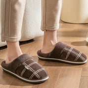 Soletta imbottita delle pantofole in cotone peluche nero