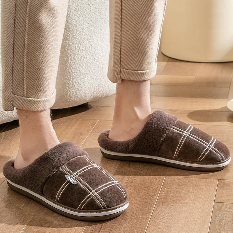 Soletta imbottita delle pantofole in cotone peluche nero