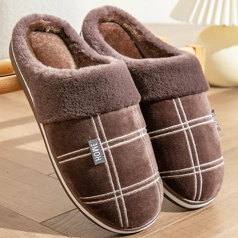 Pantofole Relax grigie con righe discrete su pavimento di legno