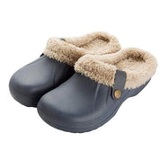 Pantofole Tobia indossate su balcone, adatte anche per uso esterno leggero