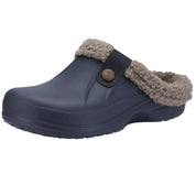 Coppia di pantofole Tobia colore marrone poste su pavimento in legno