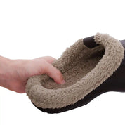 Pantofole invernali unisex Tobia in colore marrone su superficie chiara
