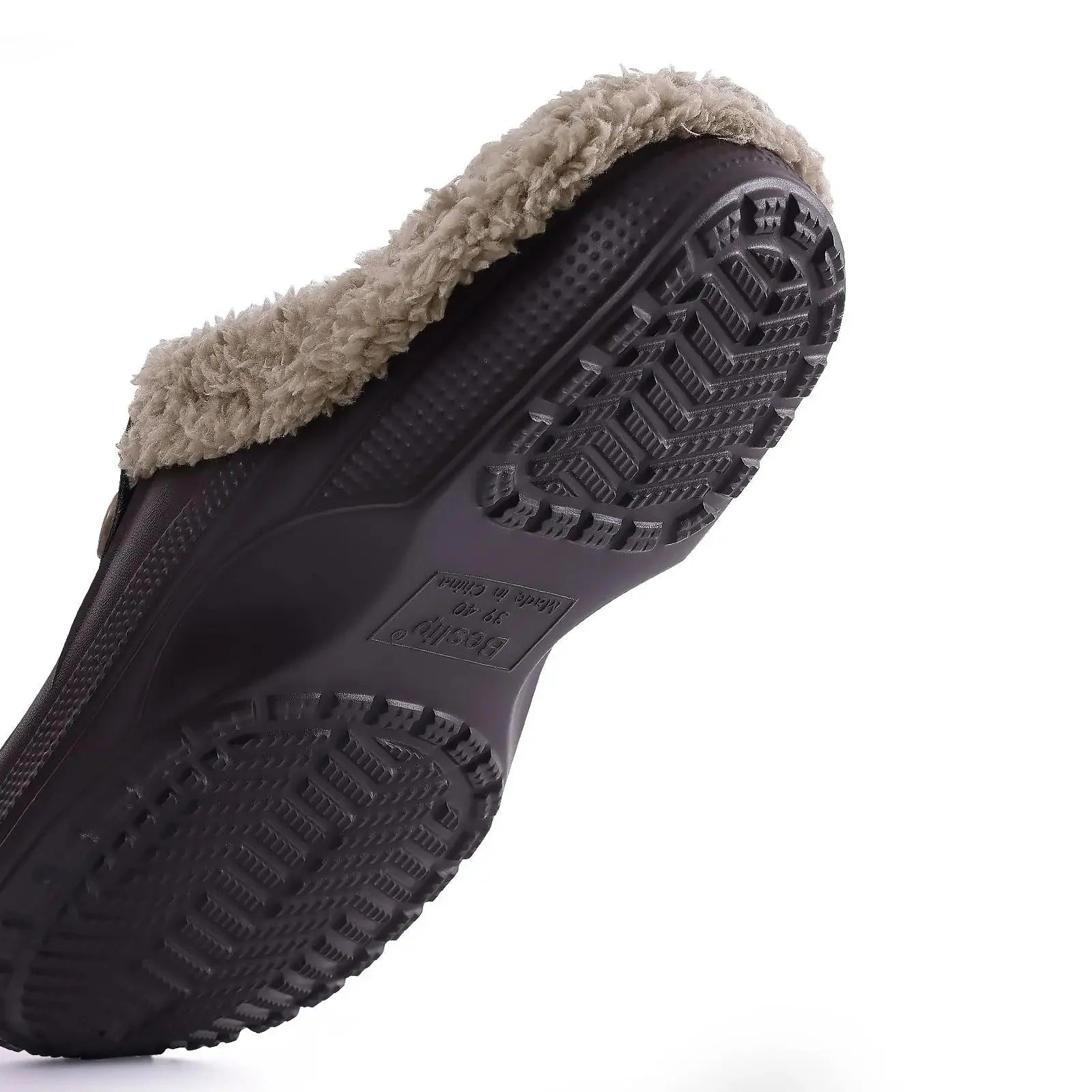 Pantofole Tobia colore blu indossate in ambiente domestico invernale