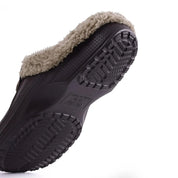 Pantofole Tobia colore blu indossate in ambiente domestico invernale