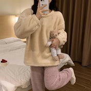 Set pigiama donna fluffy indossato in un ambiente casalingo
