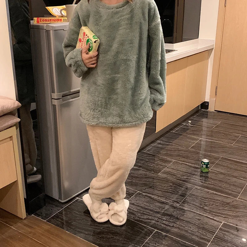 Set loungewear donna in pile fluffy per serate in casa