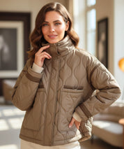 Piumino oversize da donna in verde oliva con trapuntatura geometrica