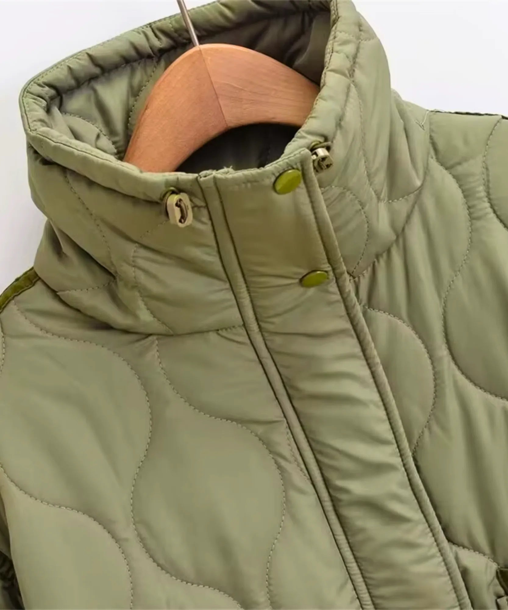 Piumino oversize da donna in bianco, look casual invernale