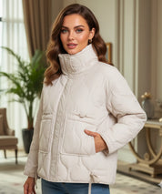 Dettaglio trapuntatura geometrica del piumino oversize da donna