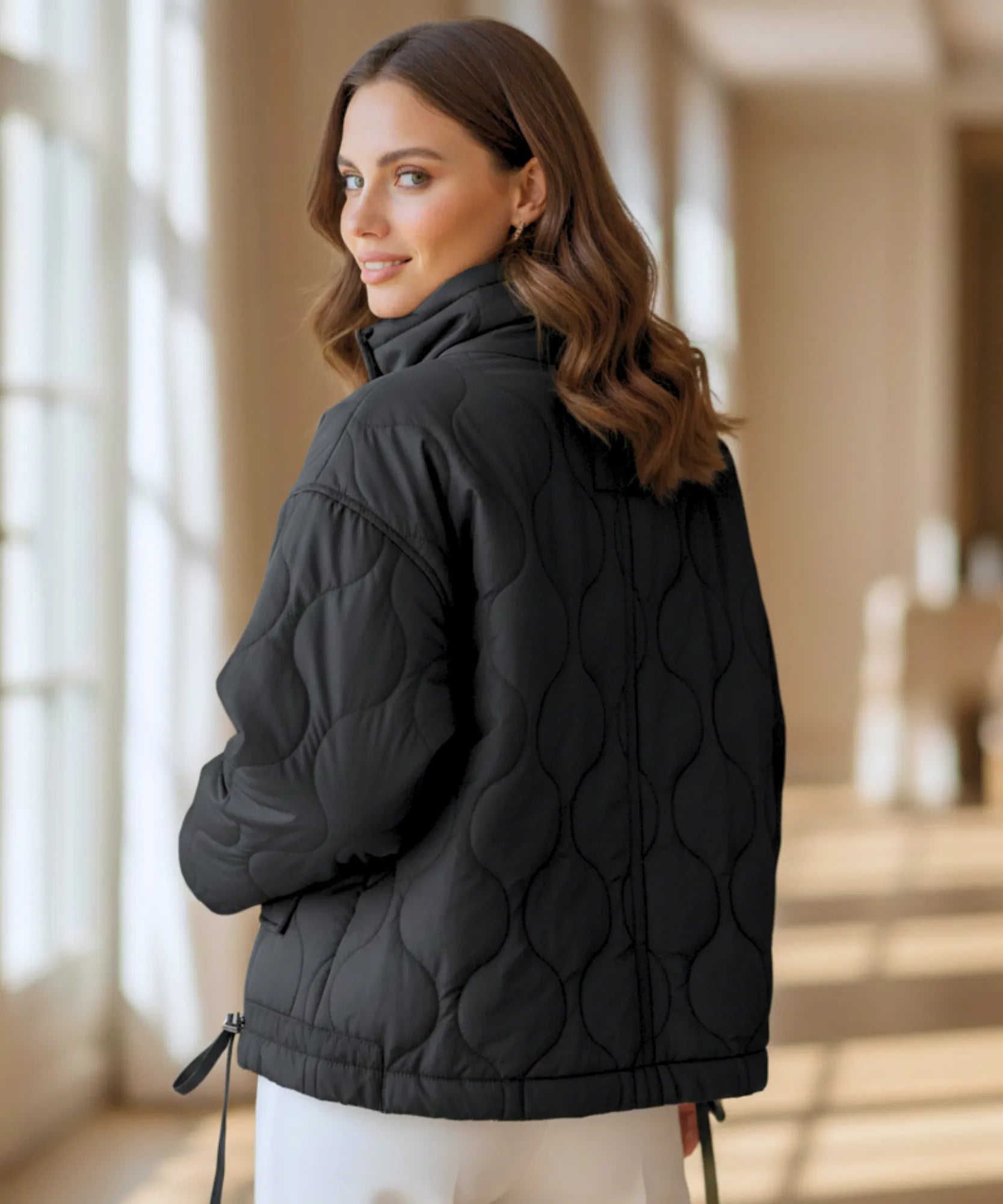 Piumino oversize da donna in color moka, vista frontale