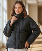 Piumino oversize da donna in bianco con colletto alto strutturato