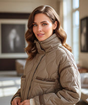 Piumino oversize da donna indossato in contesto urbano invernale