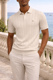 Polo uomo texturizzata indossata in look smart casual versatile