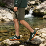 Rovik sneakers nere indossate in contesto casual