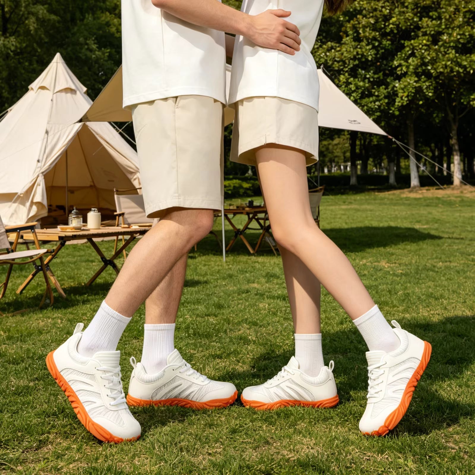 Sneakers Rovik luce di luna su sfondo neutro