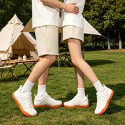 Sneakers Rovik luce di luna su sfondo neutro