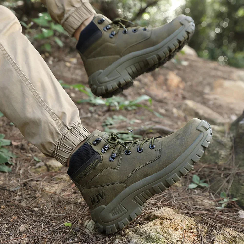 Uomo che cammina su sentiero con scarpe outdoor Roxton verdi