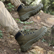 Uomo che cammina su sentiero con scarpe outdoor Roxton verdi