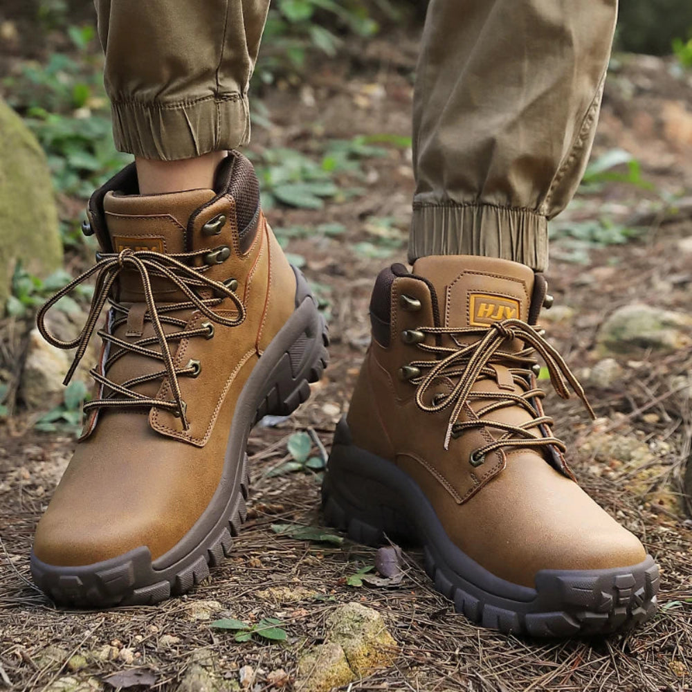 Scarpe outdoor uomo Roxton indossate su terreno bagnato e scivoloso