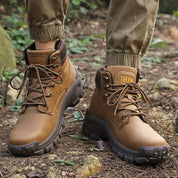 Scarpe outdoor uomo Roxton indossate su terreno bagnato e scivoloso