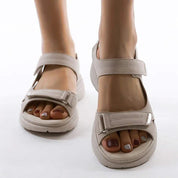 Sandali comfort da donna Mira con doppie fasce regolabili e chiusura in velcro