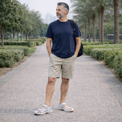 Sandali casual da uomo in pelle traspirante, indossati in ambiente urbano