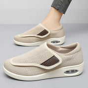 Dettaglio della chiusura regolabile delle scarpe da passeggio Camira