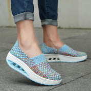 Dettaglio tallone extragrande rinforzato delle scarpe Nova azzurre