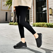 Scarpe ortopediche donna indossate in posizione eretta supporto postura