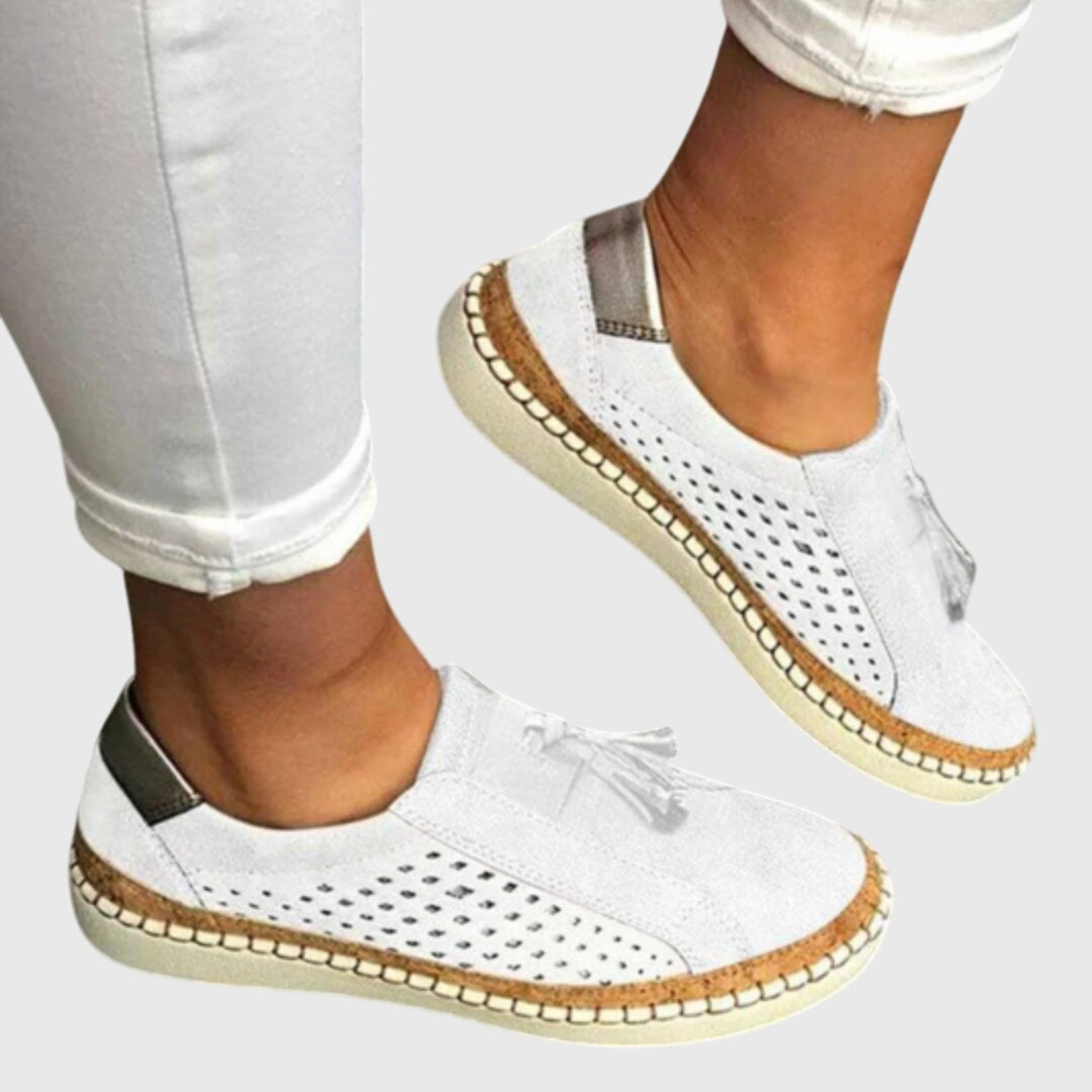 Lena slip-on ortopediche indossate di lato, comfort e stile