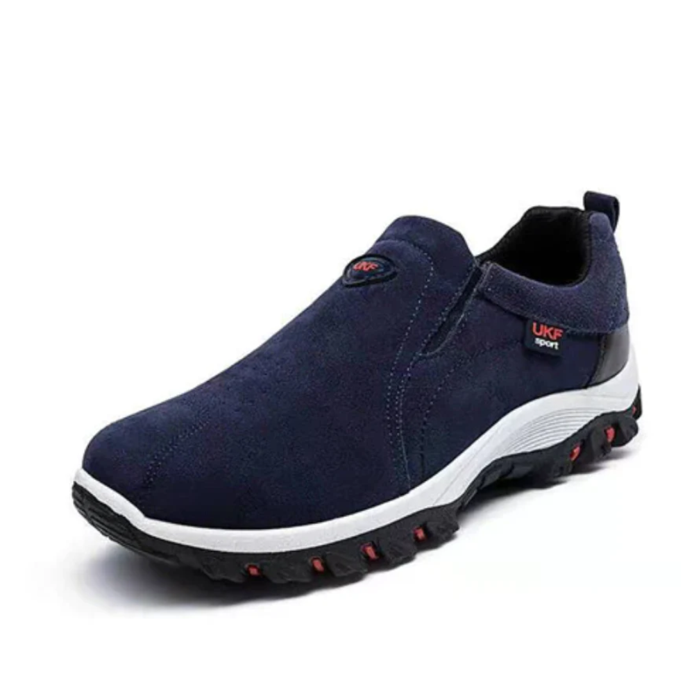 Calmiro scarpe ortopediche slip-on indossate durante una passeggiata quotidiana