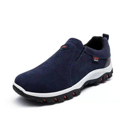 Calmiro scarpe ortopediche slip-on indossate durante una passeggiata quotidiana