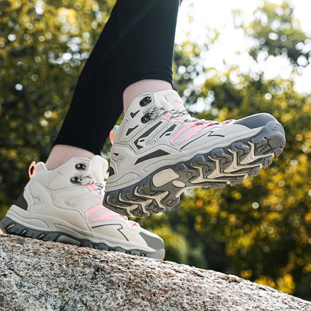 Scarpe trekking donna Vetta indossate su sentiero di montagna
